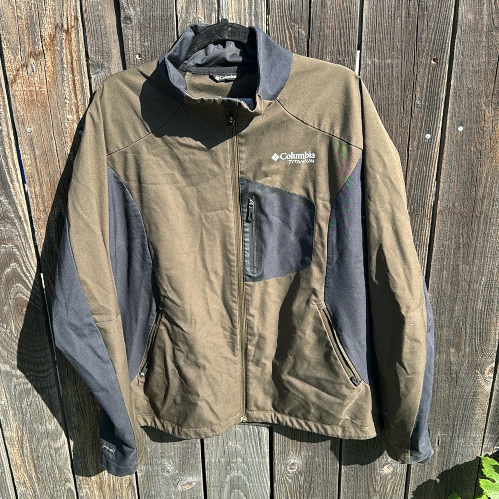 Green and black Columbia Titanium men’s jacket     size XL